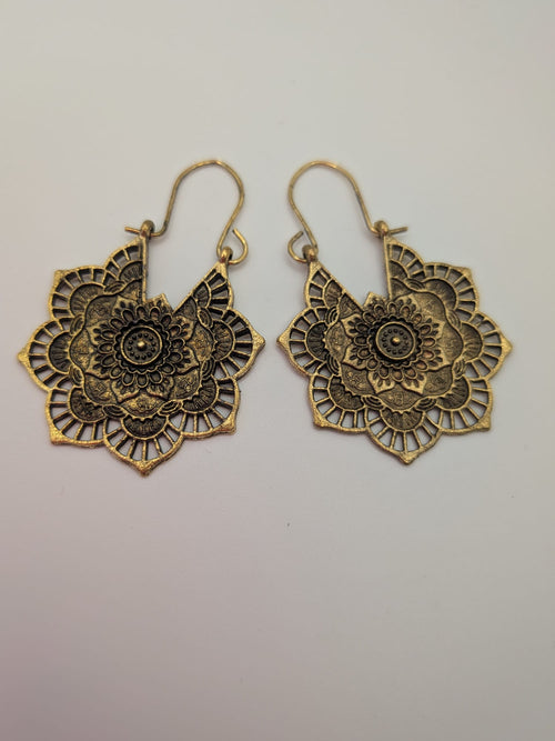 Boucles d'oreilles créoles style bohème en alliage – Breloque florale dorée antique